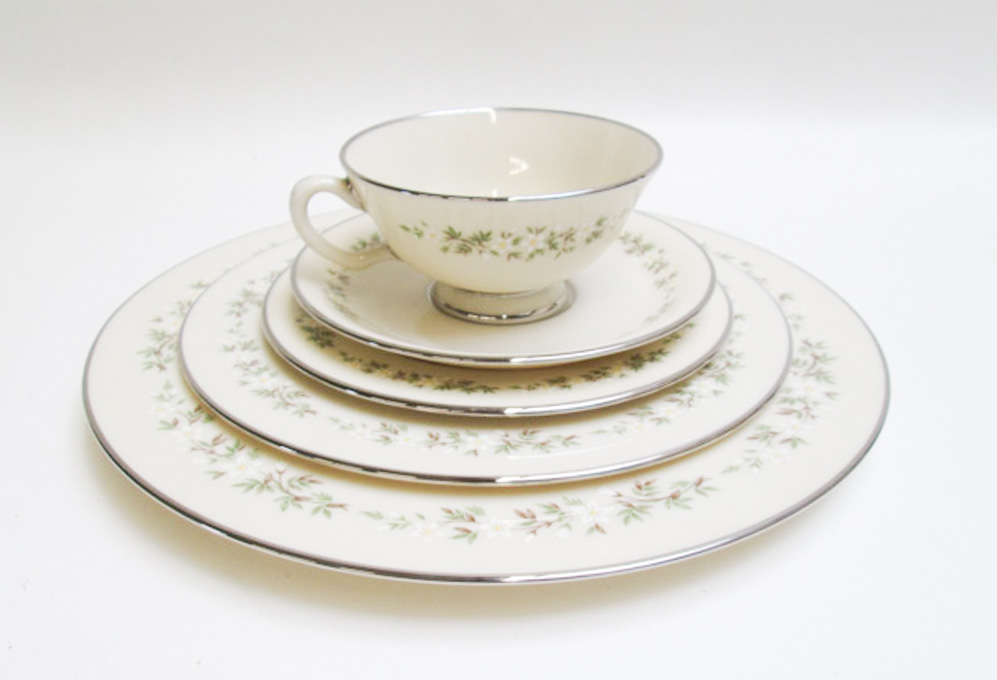 Appraisal: LENOX BROOKDALE CHINA SET thirty-one pieces comprised of dinner plates