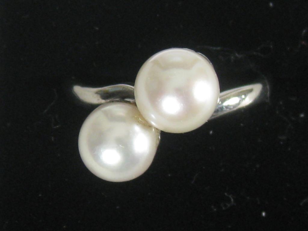 Appraisal: A Contemporary Cultured Pearl Ring the two pearls in cross