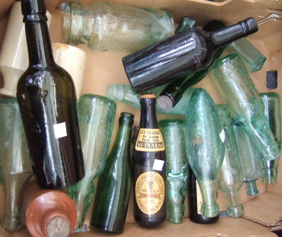 Appraisal: A quantity of glass bottles to include GUINNESS FOREIGN EXTRA