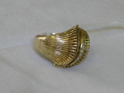 Appraisal: A CT GOLD RING in the form of an openwork