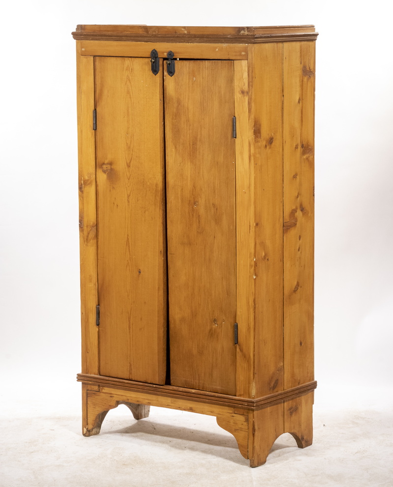 Appraisal: PINE CUPBOARD th c Scrubbed Pine Cupboard molded edge top