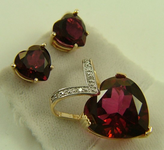 Appraisal: THREE ARTICLES OF TOURMALINE JEWELRY a pendant and pair of