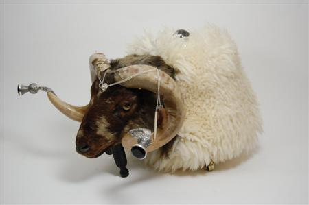 Appraisal: A ram's head snuff mull of traditional form the black