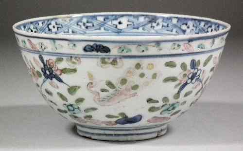 Appraisal: A Chinese Swatow style porcelain circular bowl decorated in underglazed