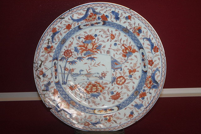 Appraisal: A CHINESE IMARI CHARGER made for the export market th