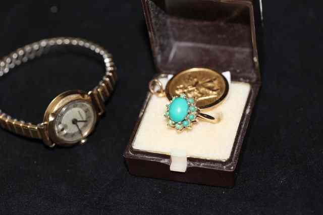 Appraisal: A CT GOLD LADIES RING mounted with a turquoise coloured