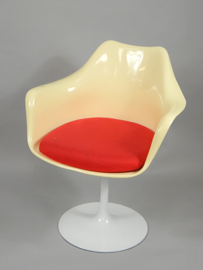 Appraisal: An Eero Saarinen mid thC cream plastic and white metal