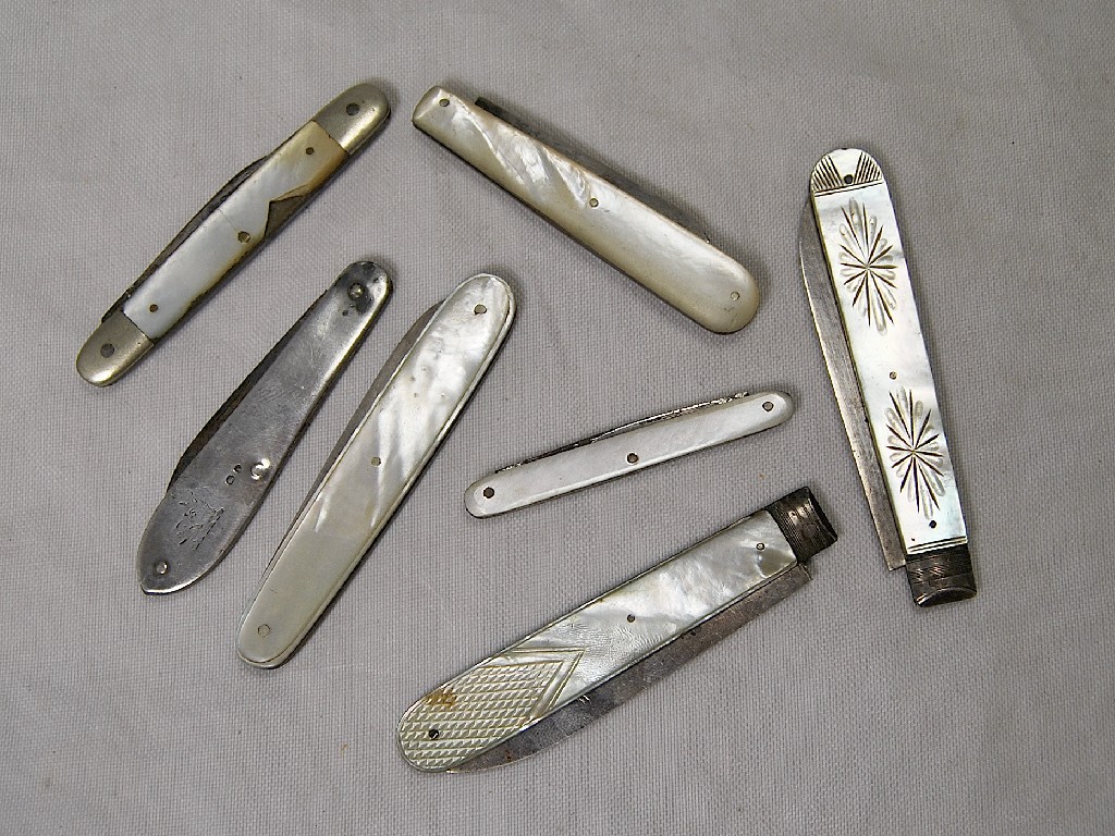 Appraisal: Collection of seven pen folding fruit knives some with silver