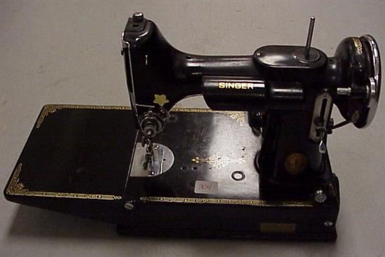 Appraisal: Singer Featherweight sewing machine in original carry case with foot