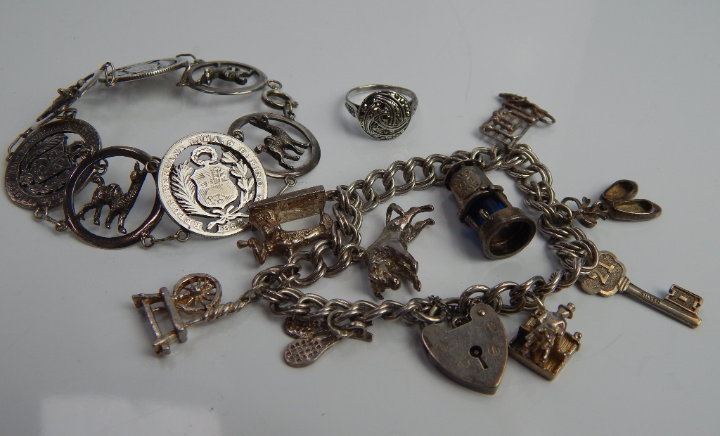 Appraisal: A small quantity of silver costume jewellery to include a