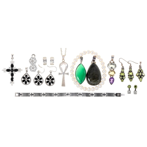 Appraisal: Miscellaneous costume jewellery including silver More Information Good conditiion