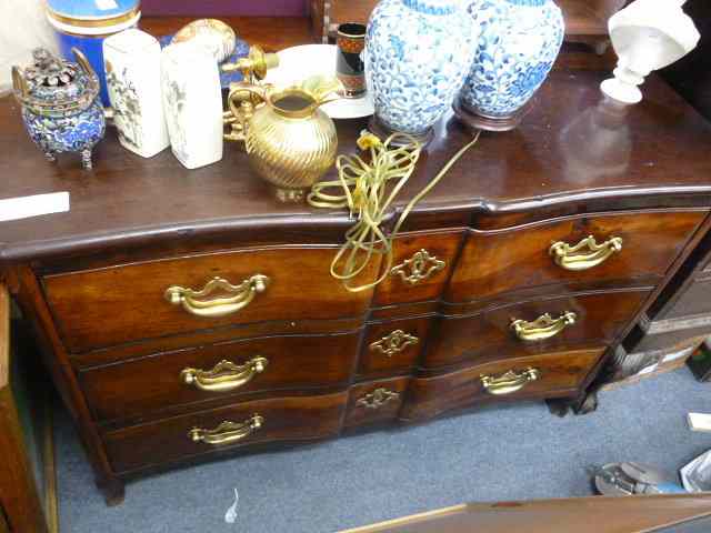 Appraisal: A CONTINENTAL MAHOGANY SERPENTINE FRONTED COMMODE of three long drawers