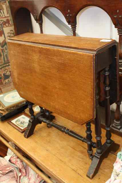 Appraisal: AN EDWARDIAN MAHOGANY SUTHERLAND TABLE on ring turned supports wide