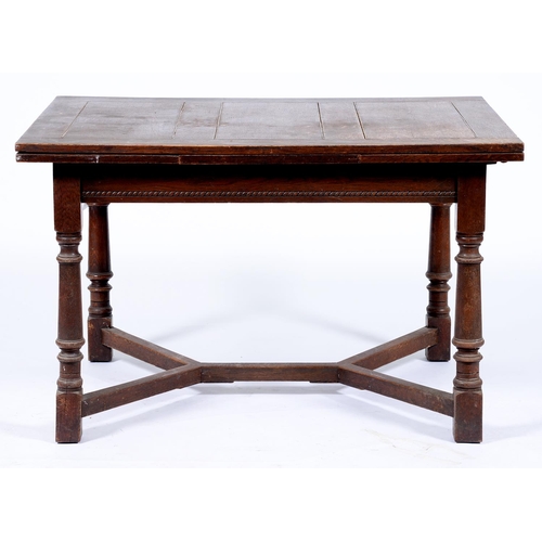 Appraisal: An oak draw leaf table s on turned legs with