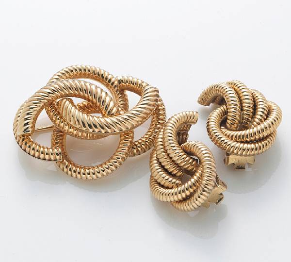 Appraisal: A k gold knot motif brooch and ear-clip set gross