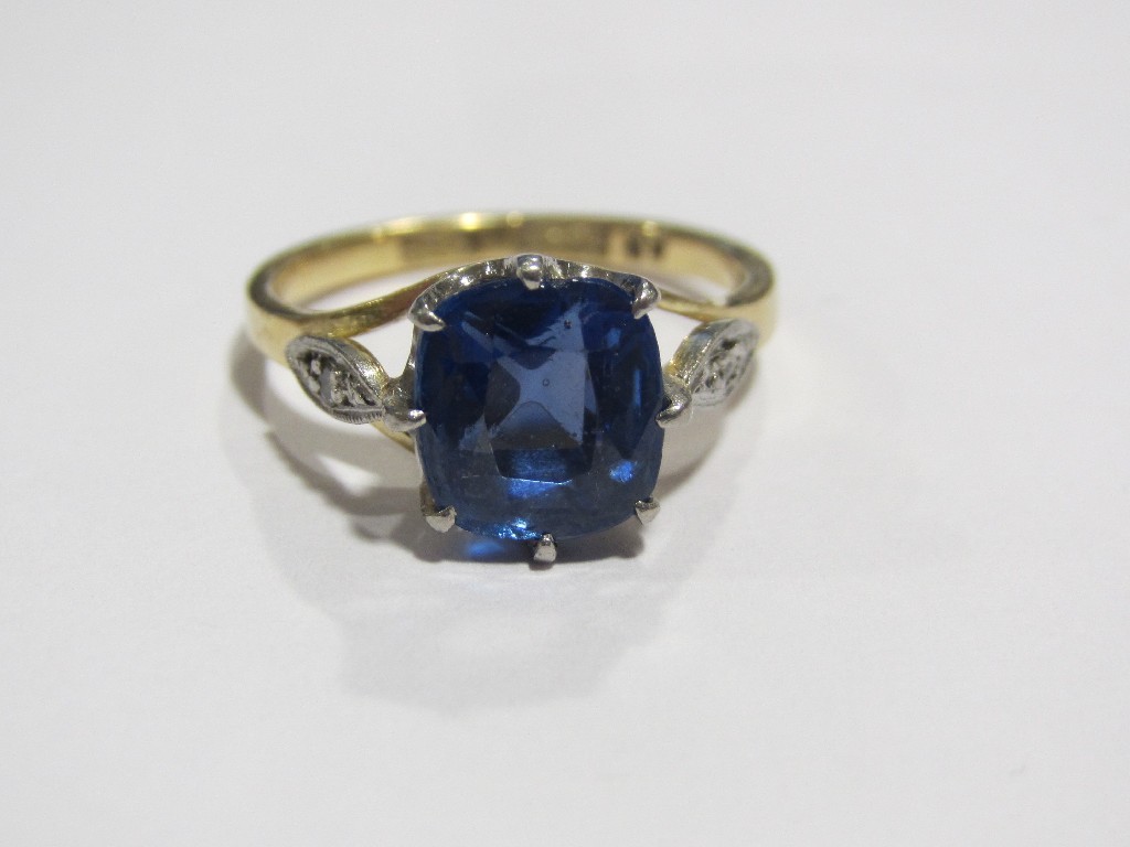 Appraisal: Eighteen carat gold and platinum synthetic sapphire single stone ring