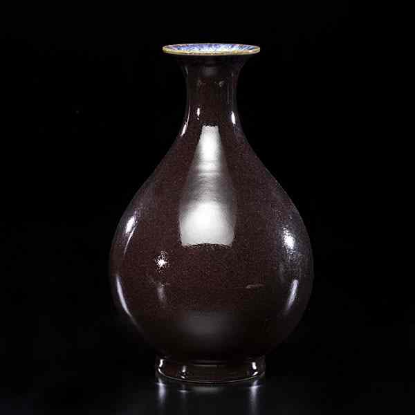 Appraisal: Chinese Pear-Shaped Vase Chinese th century A pear-shaped porcelain vase