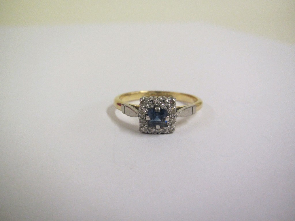 Appraisal: Eighteen carat gold blue and white diamond cluster ring