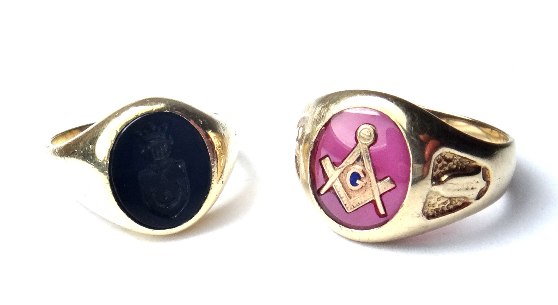 Appraisal: A gold and black onyx set oval signet ring engraved