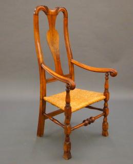 Appraisal: American Queen Anne armchair An early th century American Queen