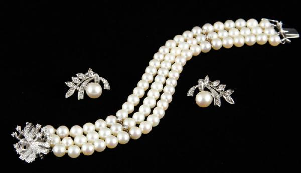 Appraisal: - Ladies' K Strand Pearl Bracelet with Matching Earrings Ladies'