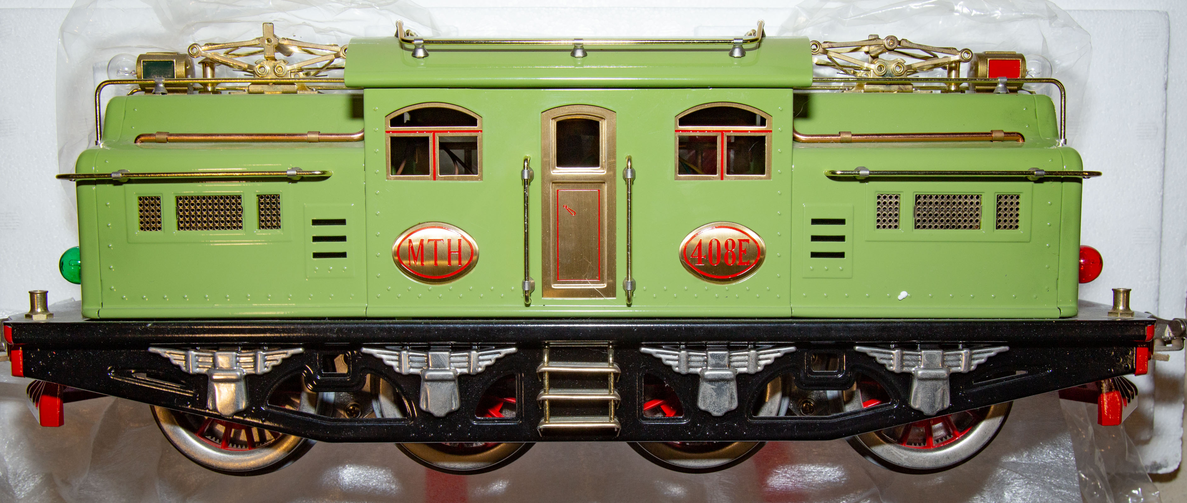 Appraisal: MTH E ELECTRIC LOCOMOTIVE Standard gauge apple green mint in