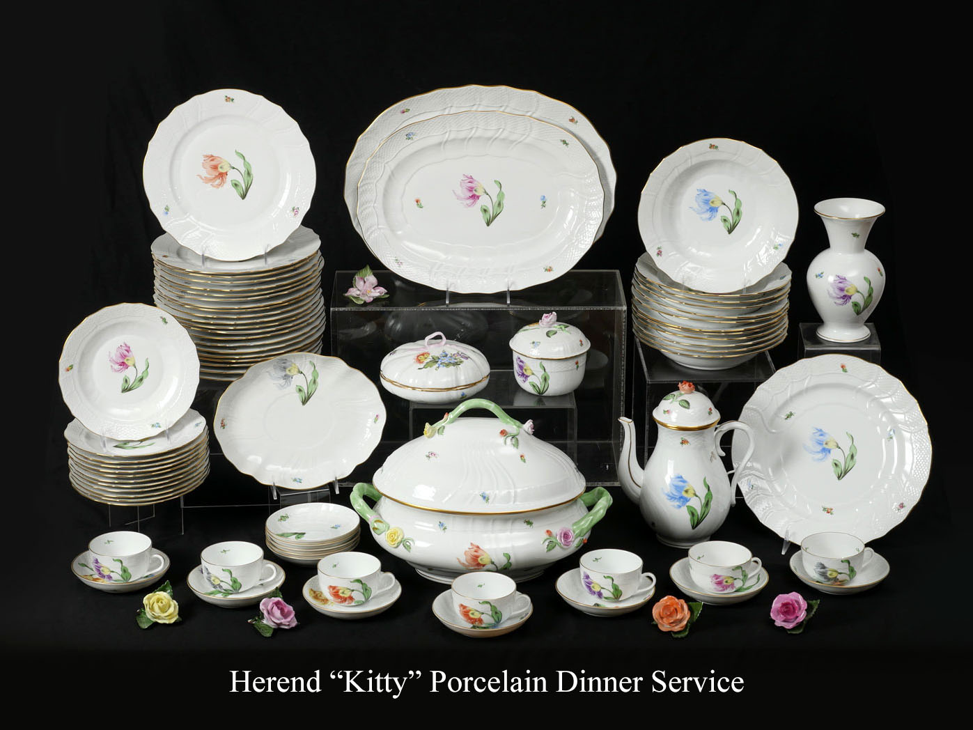 Appraisal: HEREND ''KITTY'' PORCELAIN DINNER SERVICE pc service including '' serving