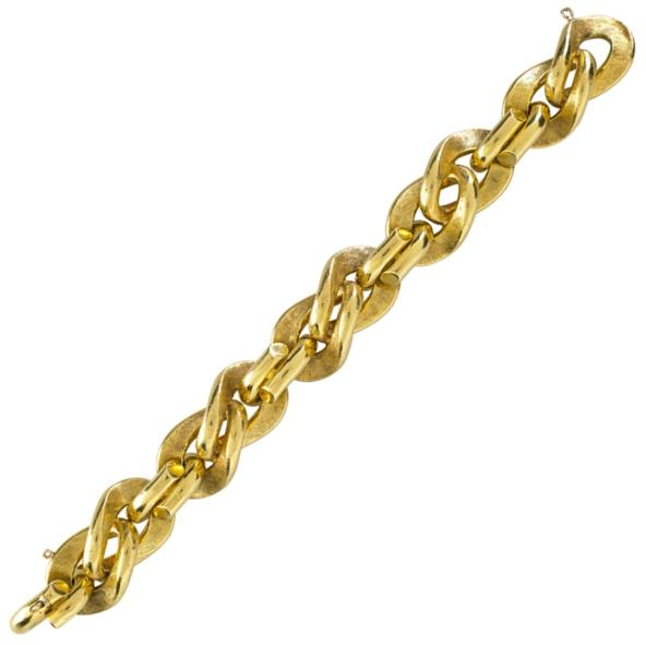 Appraisal: ITALIAN TEXTURED K GOLD LINK BRACELET Florentined curb link pairs