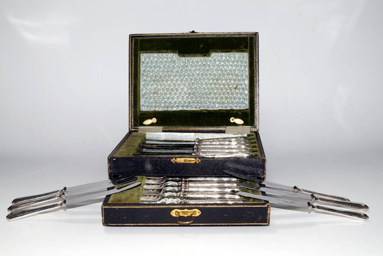 Appraisal: A set of six pairs of silver handled dessert knives