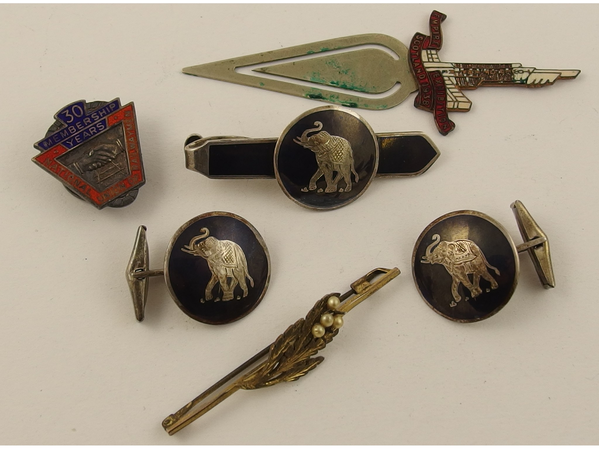 Appraisal: A suite of Niello elephant cufflinks and tie pin and