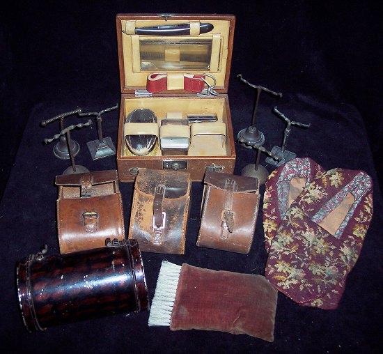 Appraisal: A gentleman's travelling toilet set contained in a small leather