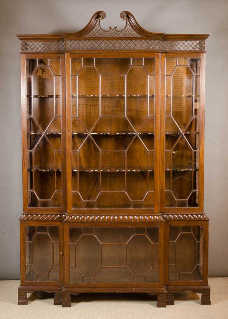 Appraisal: CHIPPENDALE STYLE MAHOGANY BREAKFRONT CHINA CABINET ON CHINA CABINET Baker