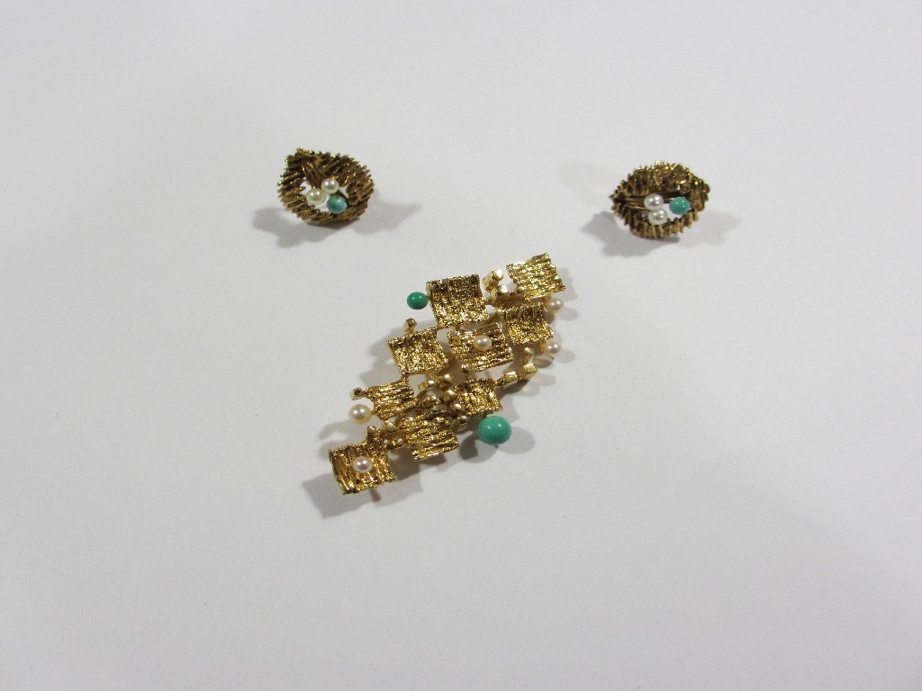 Appraisal: Nine carat gold seed pearl and turquoise set brooch with