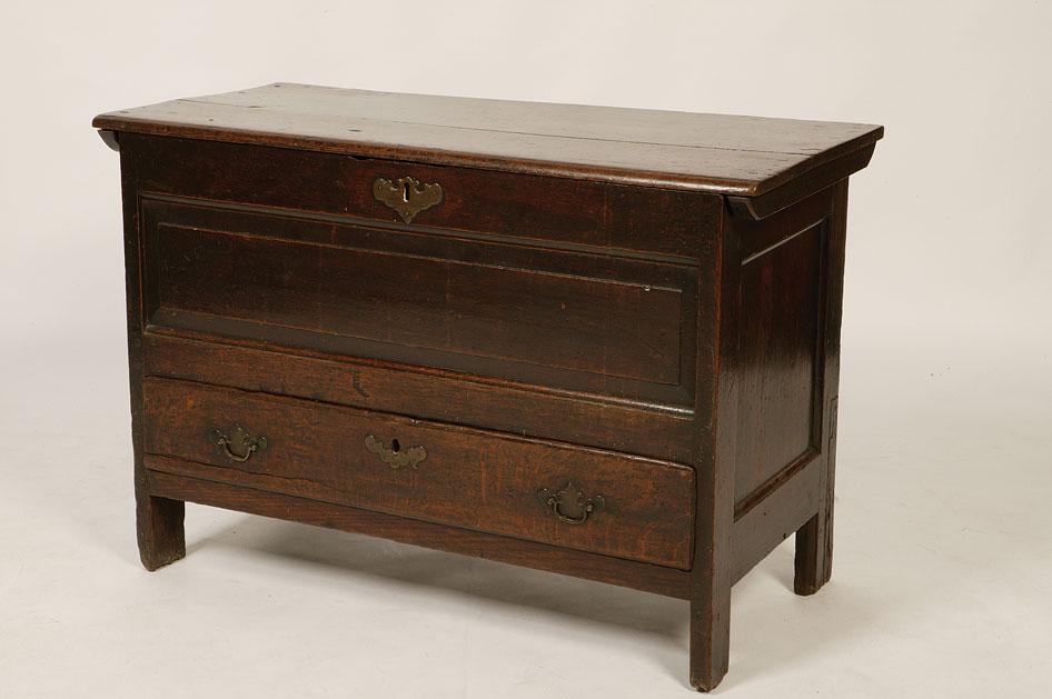 Appraisal: A GEORGE I OAK MULE CHEST the rectangular top above