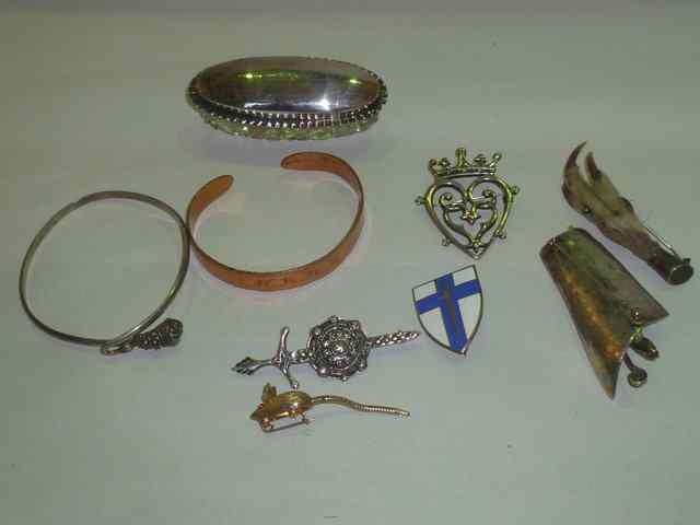 Appraisal: A SMALL COLLECTION OF MISCELLANEOUS including a small mounted trinket