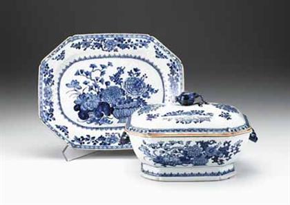 Appraisal: Chinese export porcelain blue and white soup tureen cover and