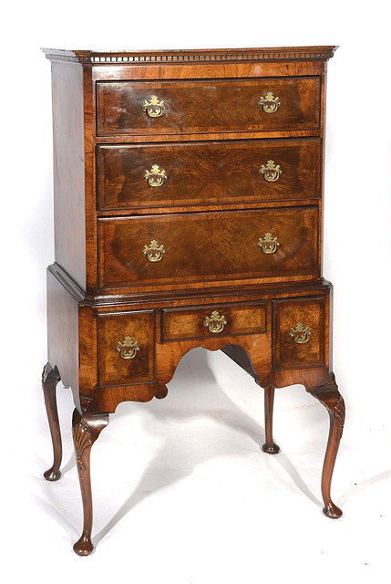 Appraisal: AN OLD REPRODUCTION EARLY TH CENTURY STYLE WALNUT CHEST ON