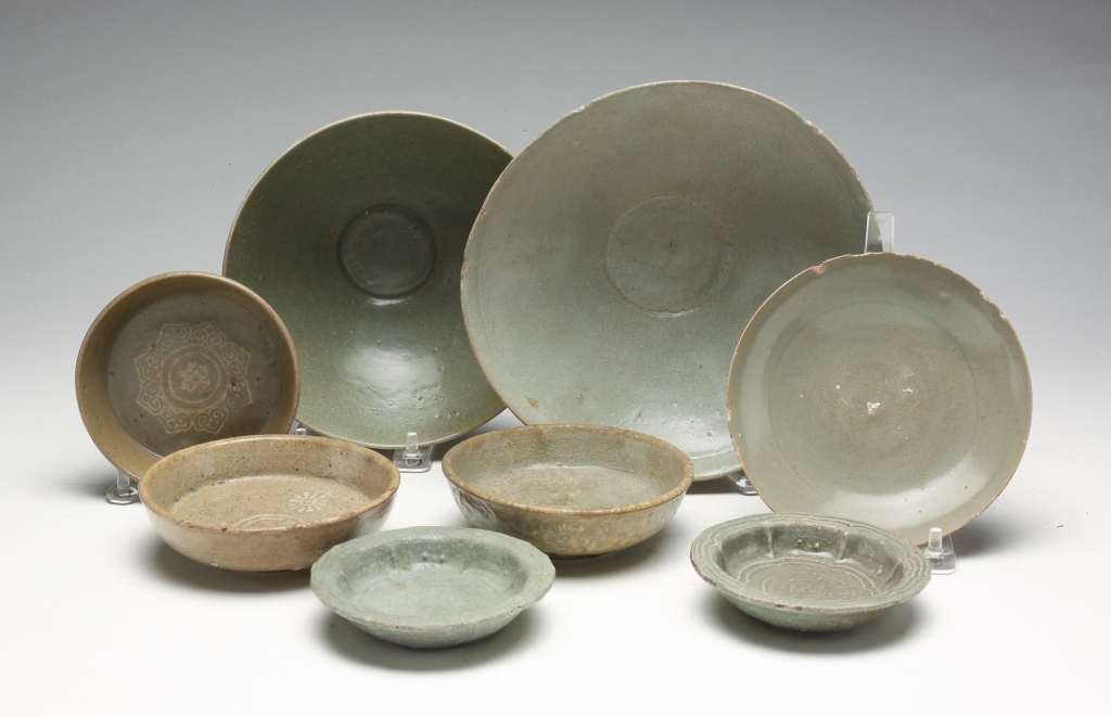 Appraisal: GROUP OF KOREAN POTTERY DISHES Joseon dynasty late th-late th