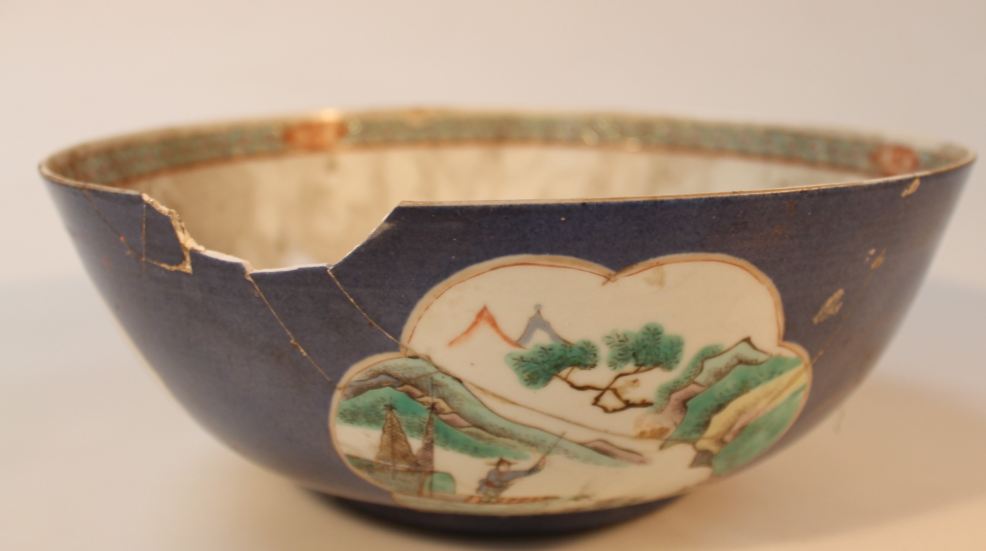 Appraisal: A Chinese porcelain bowl the interior centred with an orange