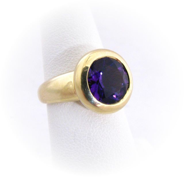 Appraisal: K yellow gold ring set with approximately ct round amethyst