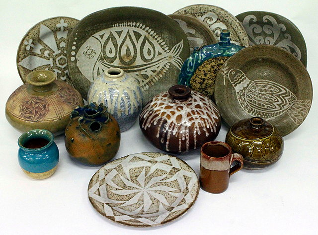 Appraisal: A BOX OF ASSORTED POTTERY and Studio Pottery by Sammlung