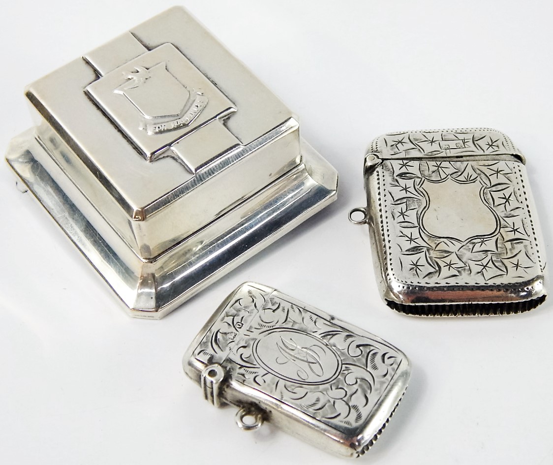 Appraisal: A white metal ring box bearing a shield and motto