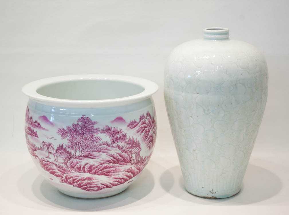 Appraisal: TWO CHINESE PORCELAIN VESSELS a Qing celadon craquelure vase in