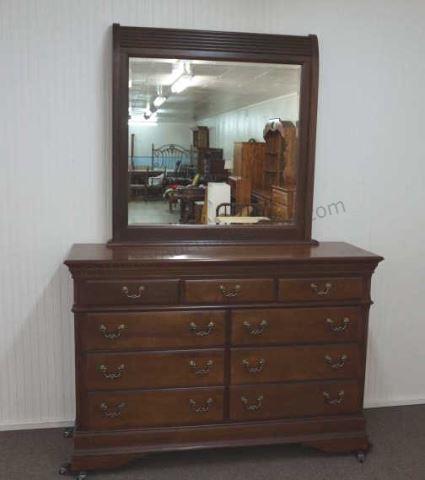 Appraisal: Modern era 's Mahogany large double size - drawer dresser