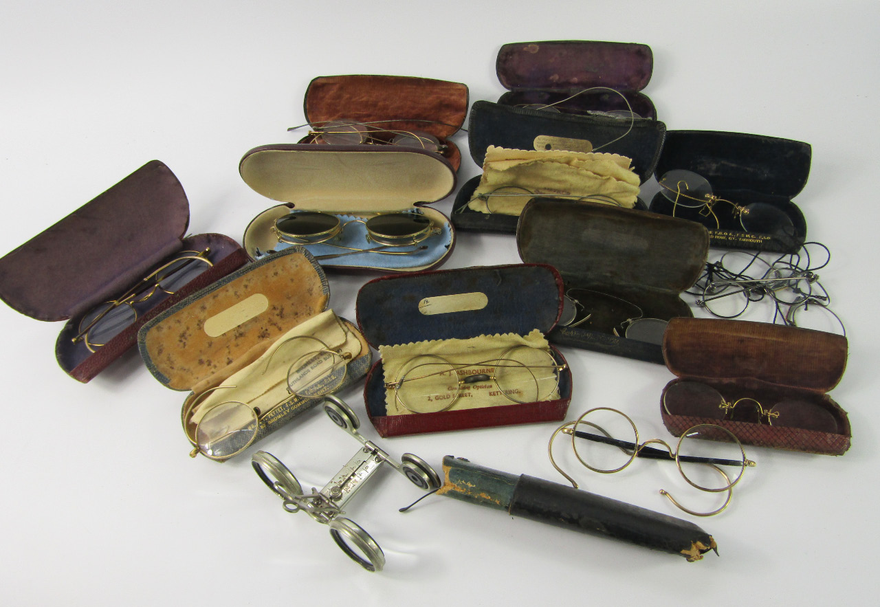 Appraisal: Victorian and later spectacles and pince-nez together with an opticians