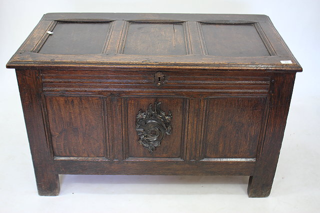 Appraisal: AN TH CENTURY OAK COFFER with panelled top sides and