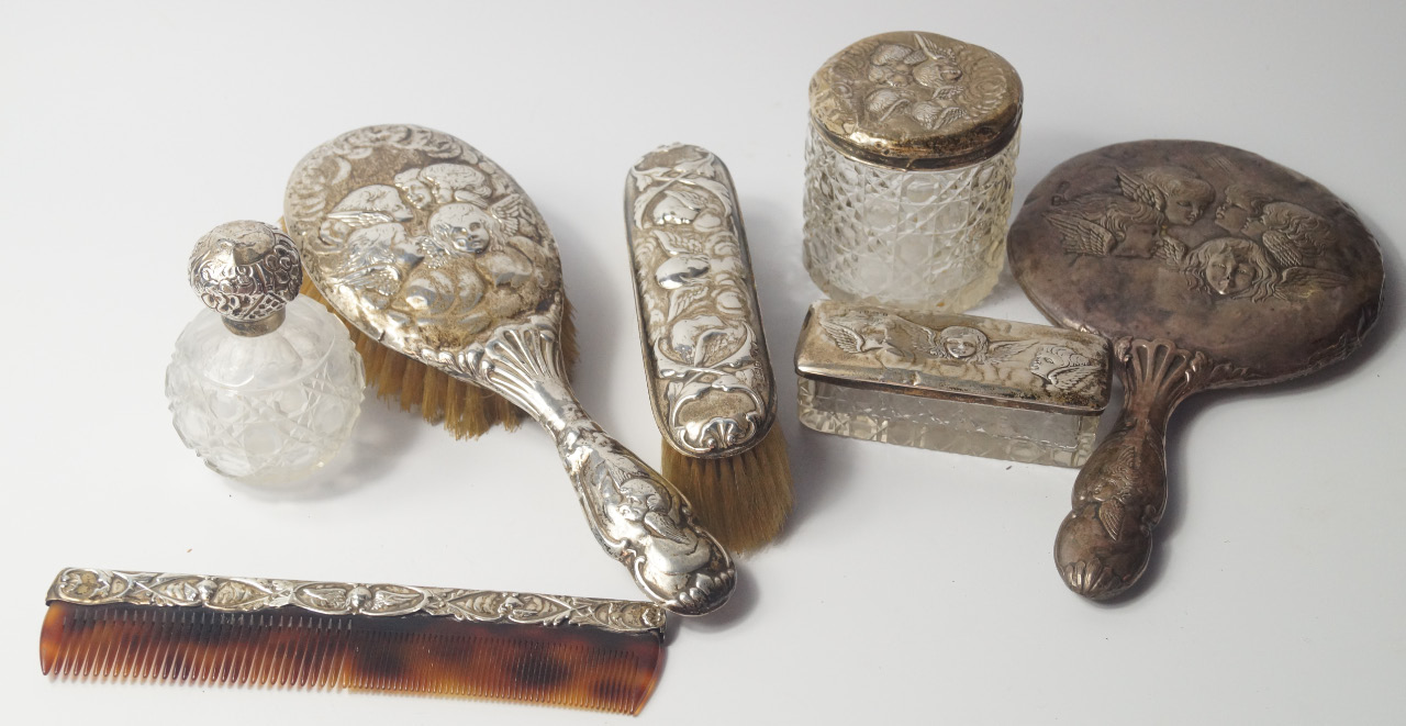 Appraisal: An Edward VII silver backed comb embossed with cherubs' heads