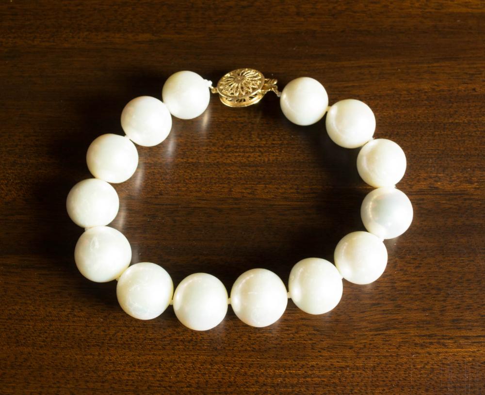 Appraisal: PEARL AND EIGHTEEN KARAT GOLD BRACELET hand-knotted strand of well