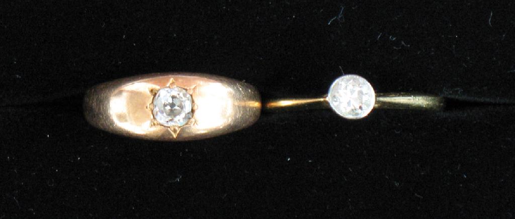 Appraisal: AN CT YELLOW GOLD GYPSY RING set to the centre