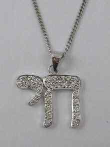 Appraisal: An ct white gold diamond Hebrew chi pendant on matching